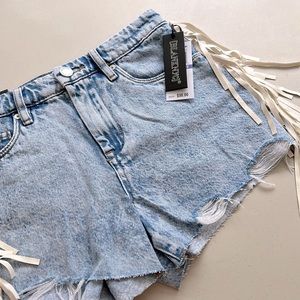 Blank NYC Shorts Woman’s Size 26 The Barrow Vintage High Rise Blue Denim Raw Hem